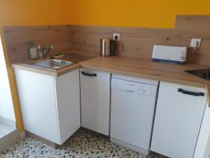 Kuchyň nebo kuchyňský kout v ubytování Gîte Atypique avec jacuzzi