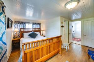 um quarto com uma cama de madeira num quarto em Charming Redlands Duplex Near Park with Shared Yard em Redlands
