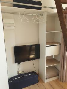 TV a/nebo společenská místnost v ubytování Gîte Atypique avec jacuzzi