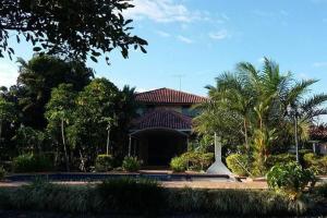 una casa con un gran patio delantero con palmeras en Andalucia, en Villavicencio