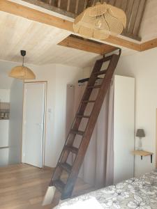 Postel nebo postele na pokoji v ubytování Gîte Atypique avec jacuzzi