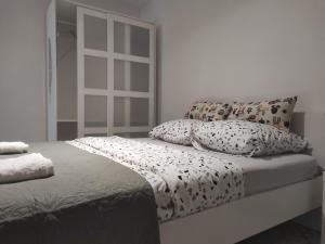 uma cama com almofadas num quarto em Les quatre chênes em Bauduen