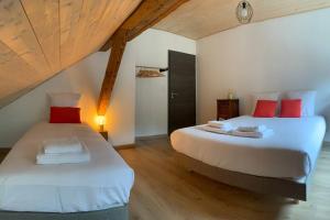 two beds in a room with wooden floors at Le grand Valtin, 800m d altitude pleine nature 12 pers in Ban-sur-Meurthe-Clefcy