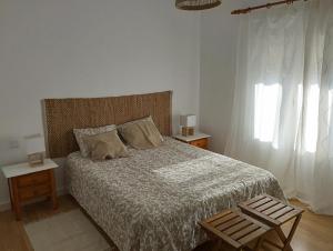 Un dormitorio con una cama grande y una ventana. en Villa Casa Frontera -private pool-, en Costa Teguise 28 fotos más