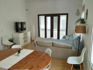 una sala de estar con un sofá y una mesa en Villa Casa Frontera -private pool-, en Costa Teguise