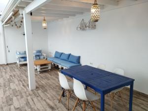 Un comedor con una mesa y sillas azules. en Villa Casa Frontera -private pool-, en Costa Teguise