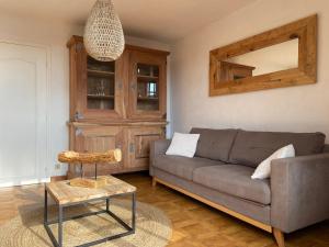 A seating area at Appartement de vacances au calme absolu, vue mer.