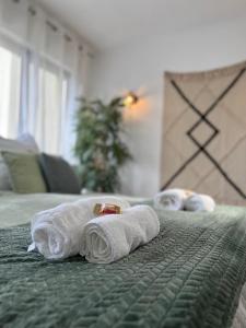 un par de toallas sentadas en una cama en Korbstadt-Villa Rattan-Design mit Balkon, Garten, Arbeitsplatz, Küche en Lichtenfels