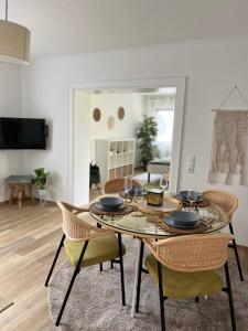 ein Esszimmer mit einem Tisch und Stühlen in der Unterkunft Korbstadt-Villa Rattan-Design mit Balkon, Garten, Arbeitsplatz, Küche in Lichtenfels
