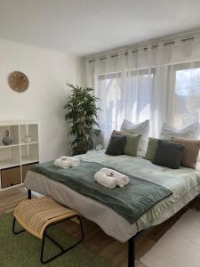 ein Schlafzimmer mit einem großen Bett mit Handtüchern darauf in der Unterkunft Korbstadt-Villa Rattan-Design mit Balkon, Garten, Arbeitsplatz, Küche in Lichtenfels