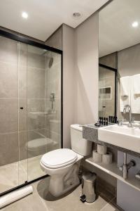 Un baño con inodoro, ducha y lavabo. en Charlie Franca Jardim Paulista, en São Paulo