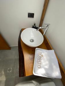 uma casa de banho com um lavatório e um lavatório branco em HOTEL RESERVA DONATO em Nocaima