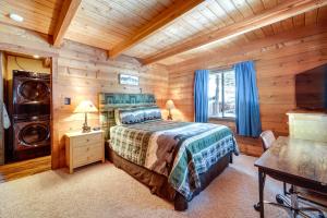 a bedroom with a bed in a log cabin at One Moose Lodge with Hot Tub in Tahoe Donner in Truckee