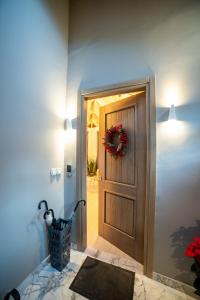 a hallway with a door with a wreath on it at Casacaldametsovo in Metsovo
