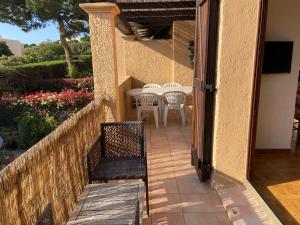 balcón con mesa y sillas en el patio en Appartement de vacances au calme absolu, vue mer. en Saint-Aygulf