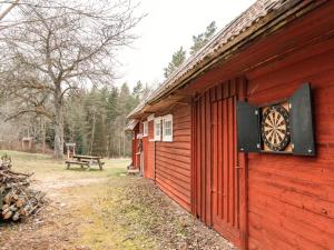 eine Dartscheibe auf der Seite eines roten Gebäudes in der Unterkunft Stora Mo in Tving