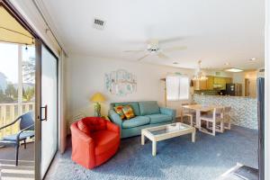 小河的住宿－Pinehurst X-6，客厅配有沙发和桌子
