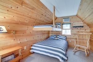 Dormitorio en cabaña de madera con cama y escritorio en Lake Pepin Waterfront Cottage - Steps to Beach!, en Lake City