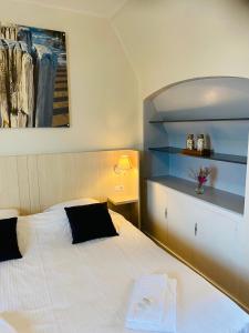 a bedroom with a large white bed in a room at Villa La Dune - Ontbijt & parking inclusief in Middelkerke