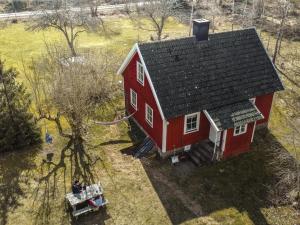 an overhead view of a red barn with two people sitting on a bench at Stora Mo in Tving