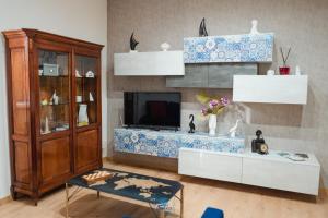A television and/or entertainment centre at DOMUS 73 Apulian holidays