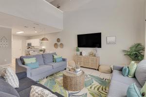 een woonkamer met een bank en een tv bij Palm Tree Paradise in Padre Island