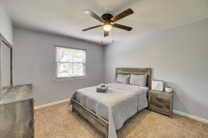 1 dormitorio con 1 cama y ventilador de techo en Kentucky Vacation Rental Escape with Deck, en Oak Grove