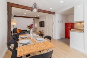 - une salle à manger et une cuisine avec une table et des chaises en bois dans l'établissement Apartamento de diseño en el corazón de Santander, à Santander