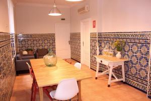 a living room with a table and a couch at Nochela Sevilla in Seville