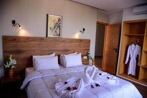 ein Schlafzimmer mit einem großen weißen Bett mit Handtüchern darauf in der Unterkunft Hotel beaux arts in Meknès