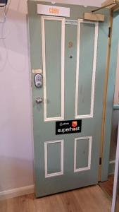 een deur met een bord erop in een kamer bij Randwick City Lodge 2 in Sydney