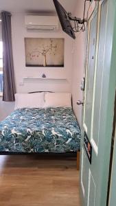 1 dormitorio pequeño con 1 cama en una habitación en Randwick City Lodge 2, en Sídney