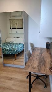 Habitación con mesa y cama con columpio en Randwick City Lodge 2 en Sídney