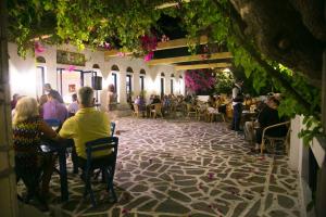 A restaurant or other place to eat at Ekaterini Hotel