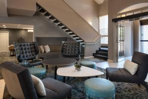un vestíbulo con sillas y mesas y una escalera en Residence Inn San Ramon, en San Ramon
