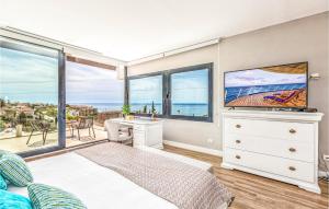 1 dormitorio con cama y vistas al océano en Awesome Home In Cala Del Moral With Kitchen, en Cala del Moral