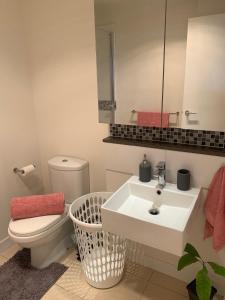 O baie la Shared Homestay Tranquil Art Deco Private Room with Private Bathroom In Brunswick