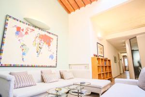 una sala de estar con un sofá blanco y un mapa mundial en la pared en The Art Luxury Home en Florence