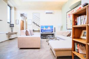 sala de estar con 2 sofás y TV en The Art Luxury Home en Florence