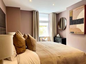 a bedroom with a large bed and a mirror at Fabulous Large apartment in great location in Bath