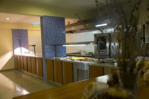 Kuchyň nebo kuchyňský kout v ubytování Ekaterini Hotel