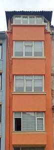 um edifício laranja alto com muitas janelas em Ava suite em Istambul