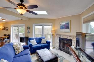 een woonkamer met blauwe stoelen en een open haard bij Catskills Home, 5 Mins to Windham Mtn Resort! in Windham