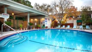 ein großer blauer Pool vor einem Hotel in der Unterkunft Best Western Plus Black Oak in Paso Robles
