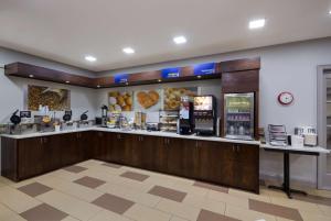 a fast food restaurant with a cash register and a counter at Best Western Sugar Sands Inn & Suites in Destin