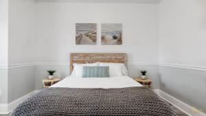 una camera da letto con un grande letto con due tavoli di Resort-Style Pool! - Minutes to Beach! - FLSRB2 a Santa Rosa Beach