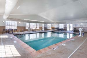 una gran piscina en un gran edificio en Sleep Inn & Suites Pleasant Hill - Des Moines, en Pleasant Hill