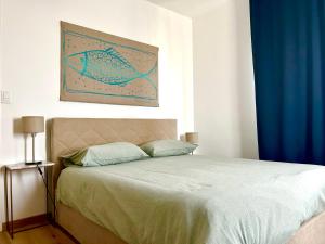 1 dormitorio con 1 cama con cortina azul en Taormina Casa Sarina en Taormina