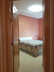 1 dormitorio con 1 cama en una habitación en Appartement lala yasmine en Fez