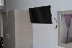 Televízia a/alebo spoločenská miestnosť v ubytovaní Studio Nastasia